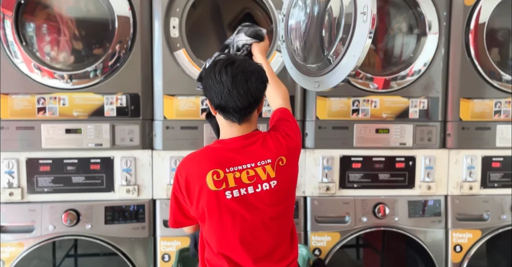 Karyawan laundry sedang proses cucian